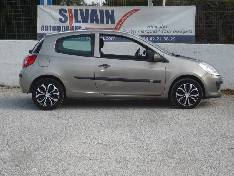 RENAULT CLIO III 1.2L ESSENCE BOITE AUTOMATIQUE OCCASION PETIT PRIX A VENDRE A NIMES